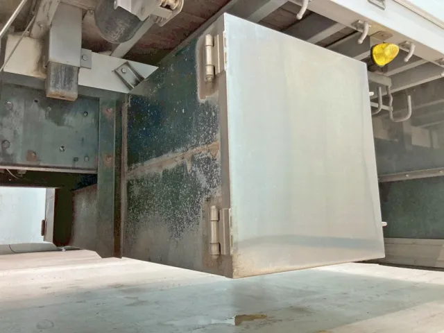 ボディー後方にりん木入れが付いています。|三菱 スーパーグレート 2PG-FU74HZの写真26