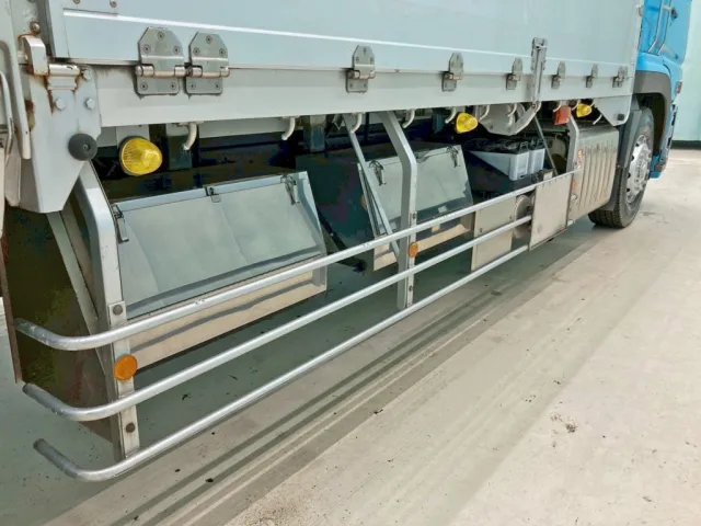 ボディー運転席側中央部にステンレス製の工具箱が2つ付いています。|三菱 スーパーグレート 2PG-FU74HZの写真27