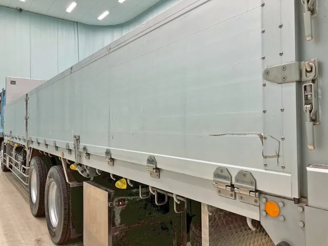 助手席側アオリ後方に引きキズがあります。|三菱 スーパーグレート 2PG-FU74HZの写真28