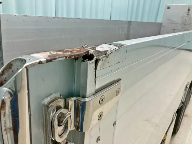 運転席側アオリ後方にキズ・ヘコミ・割れがあります。|三菱 スーパーグレート 2PG-FU74HZの写真29