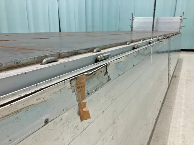 助手席側アオリにヘコミがあります。(前方)|三菱 スーパーグレート 2PG-FU74HZの写真30