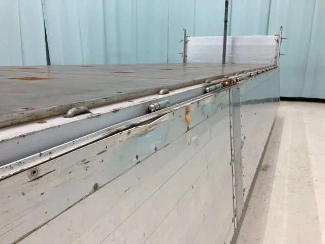 助手席側アオリにヘコミがあります。(中央前方)|三菱 スーパーグレート 2PG-FU74HZの写真31