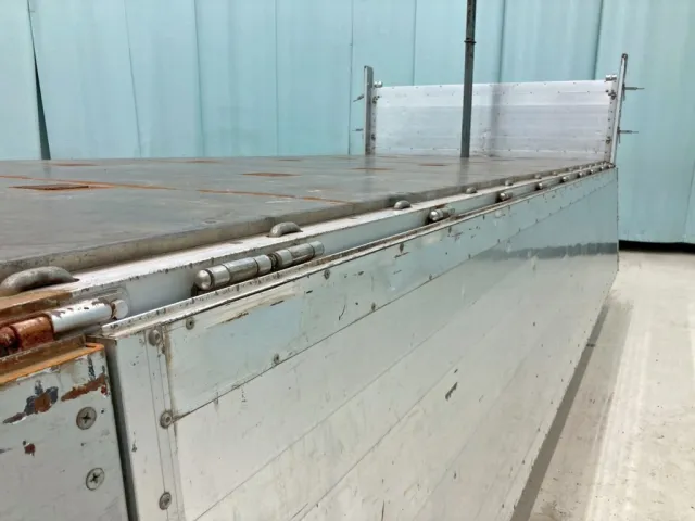 助手席側アオリにヘコミがあります。(中央後方)|三菱 スーパーグレート 2PG-FU74HZの写真32