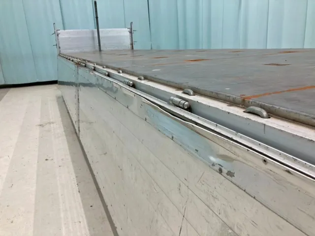 運転席側アオリにヘコミがあります。(前方)|三菱 スーパーグレート 2PG-FU74HZの写真35