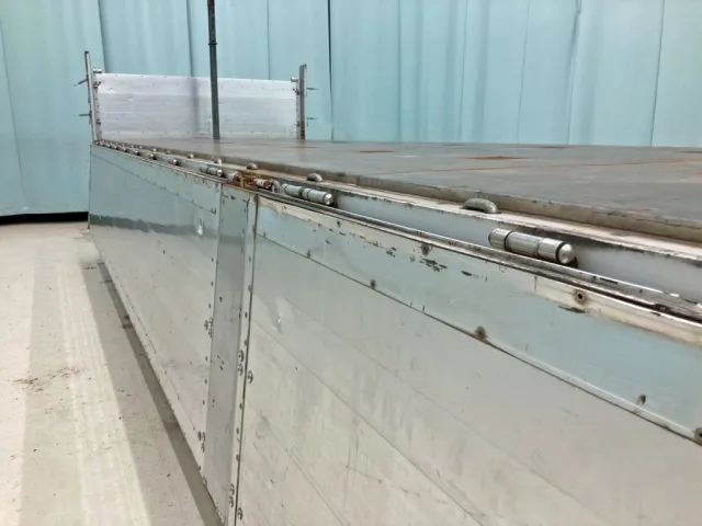 運転席側アオリにヘコミがあります。(中央前方)|三菱 スーパーグレート 2PG-FU74HZの写真36