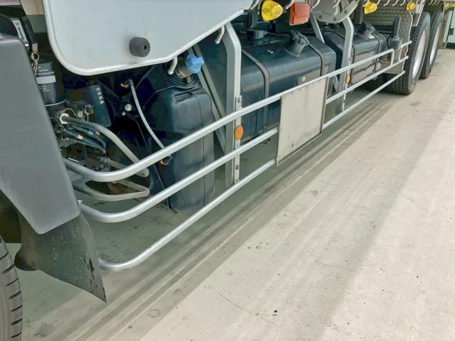 助手席側サイドバンパーに曲がりがあります。|三菱 スーパーグレート 2PG-FU74HZの写真39