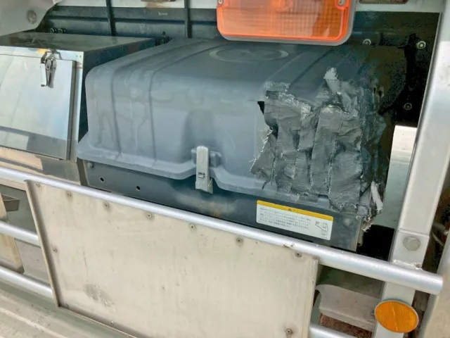 バッテリーカバーが破損しています。|三菱 スーパーグレート 2PG-FU74HZの写真40