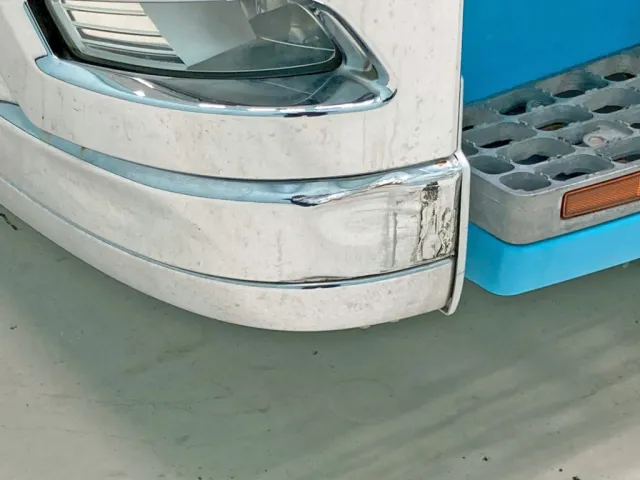 フロントバンパー助手席側にキズ・ヘコミがあります。|三菱 スーパーグレート 2PG-FU74HZの写真41