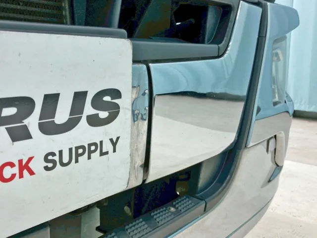 ナンバープレート横にヘコミがあります。|三菱 スーパーグレート 2PG-FU74HZの写真42