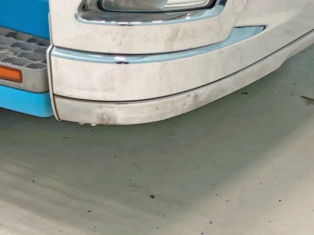 フロントバンパーの運転席側にヘコミがあります。|三菱 スーパーグレート 2PG-FU74HZの写真43