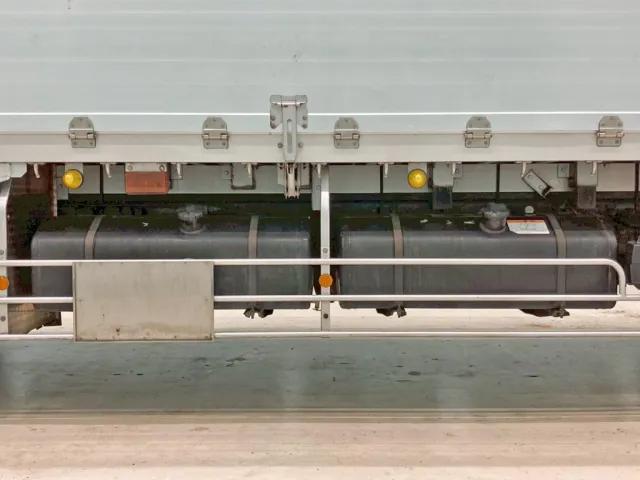 燃料タンクは300Lが2つ付いています。|三菱 スーパーグレート 2PG-FU74HZの写真44