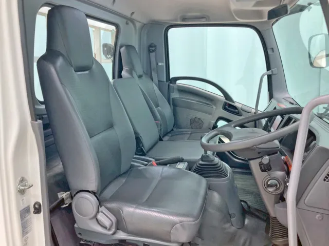 乗車定員は3名です。(ベッドレスキャビンです)|いすゞ フォワード TKG-FRR90S1(2WD)の写真7