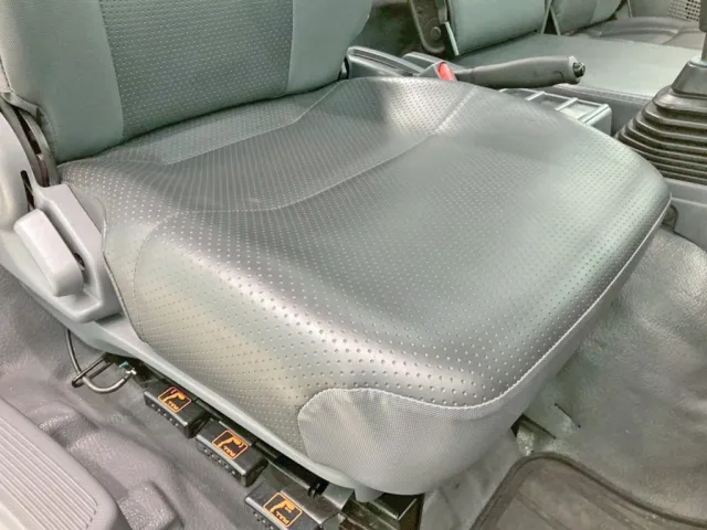 運転席座面にヘタリがあります。|いすゞ フォワード TKG-FRR90S1(2WD)の写真8