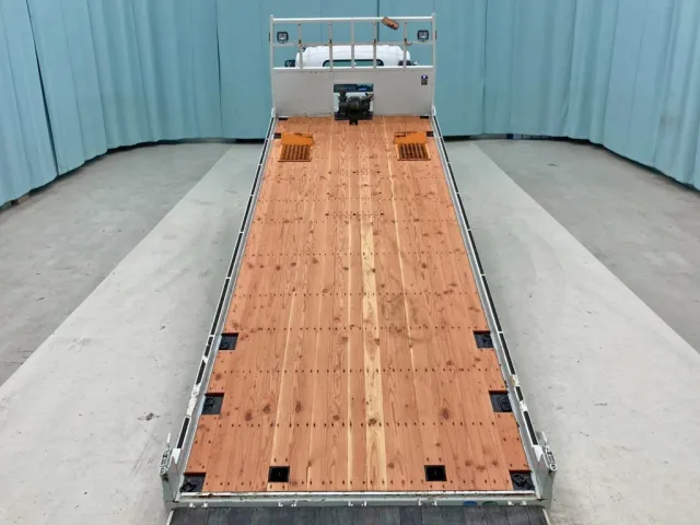 床は板張りです。|いすゞ フォワード TKG-FRR90S1(2WD)の写真9