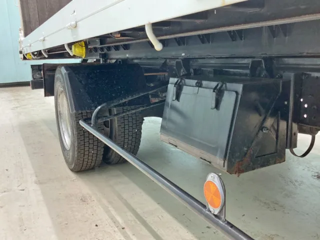 ボディー運転席側中央部に工具箱が付いています。|いすゞ フォワード TKG-FRR90S1(2WD)の写真13