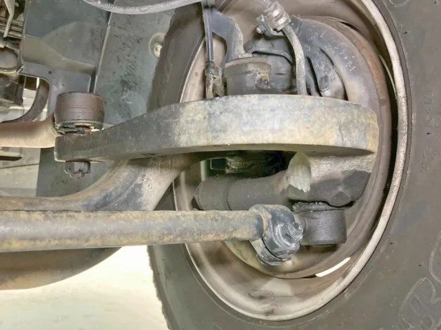 ドラックリンクエンド 及び タイロッドエンドのブーツに破れがあります。|いすゞ フォワード TKG-FRR90S1(2WD)の写真19