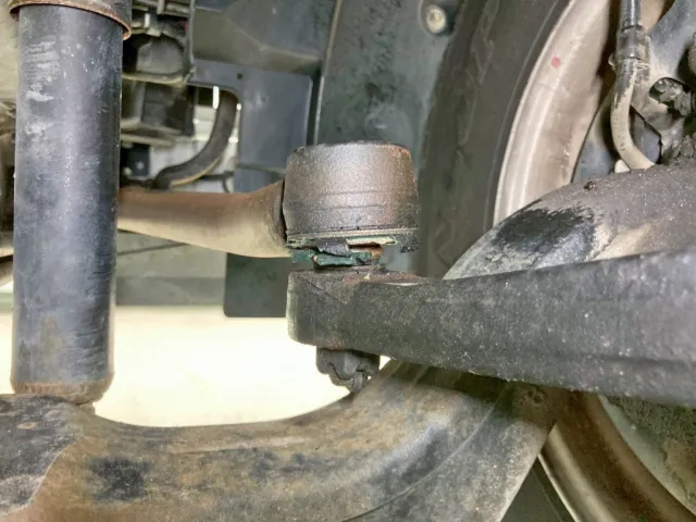 ドラックリンクエンドブーツに破れがあります。(拡大図)|いすゞ フォワード TKG-FRR90S1(2WD)の写真20