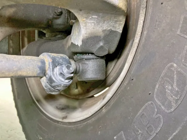 運転席側タイロッドエンドブーツに破れがあります。(拡大図)|いすゞ フォワード TKG-FRR90S1(2WD)の写真21