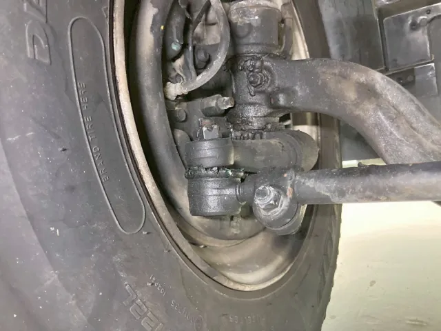 助手席側タイロッドエンドブーツに破れがあります。|いすゞ フォワード TKG-FRR90S1(2WD)の写真22