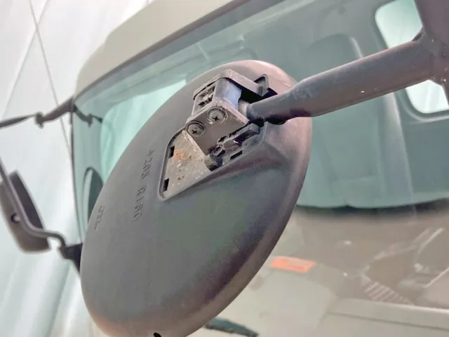 フロントアンダーミラー取付部に割れがあります。|いすゞ フォワード TKG-FRR90S1(2WD)の写真23