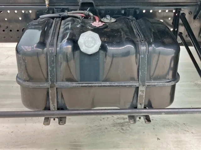 燃料タンクは100Lです。|いすゞ フォワード TKG-FRR90S1(2WD)の写真25