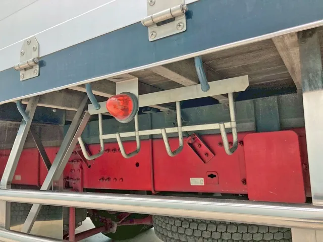 シャーシとネタの状態です。(縦ネタ・横ネタは鉄製です)|UDトラックス クオン 2PG-CD5BAの写真6