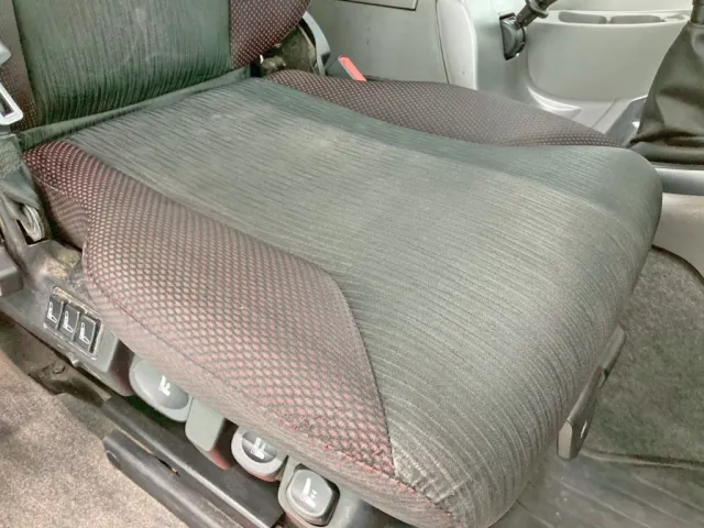 運転席座面にヘタリがあります。|UDトラックス クオン 2PG-CD5BAの写真8