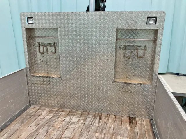 プロテクターにレバーブロック掛け付きの物入れが付いています。(縞板アルミが張られています)|UDトラックス クオン 2PG-CD5BAの写真11