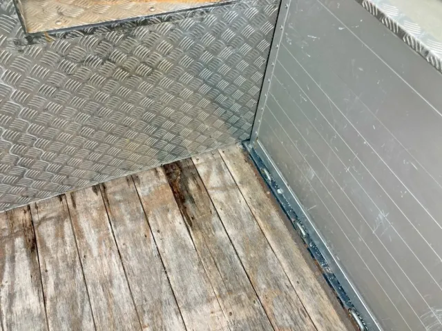 床板前方運転席側に腐食があります。|UDトラックス クオン 2PG-CD5BAの写真12