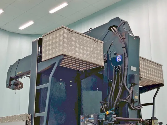 プロテクター前方左右に縞板アルミの工具箱が付いています。|UDトラックス クオン 2PG-CD5BAの写真13