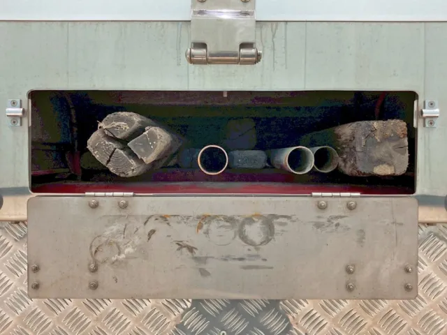 リヤレール中央部に物入れが付いています。|UDトラックス クオン 2PG-CD5BAの写真15