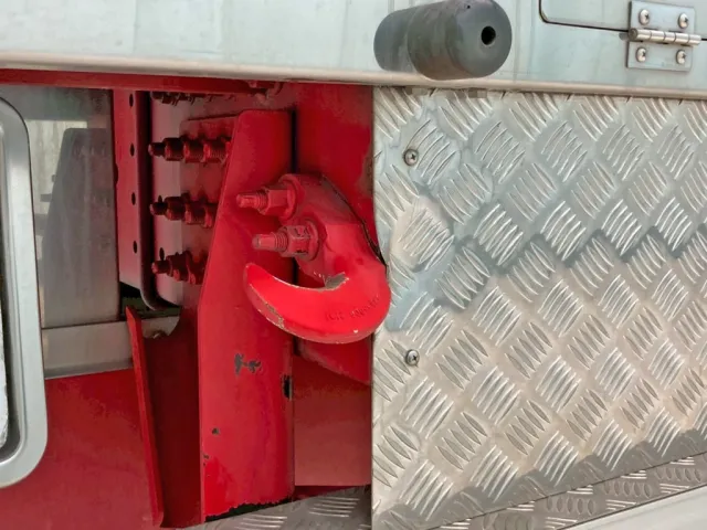 助手席側メインフレーム後方のけん引フック取付部に曲がりがあります。|UDトラックス クオン 2PG-CD5BAの写真16