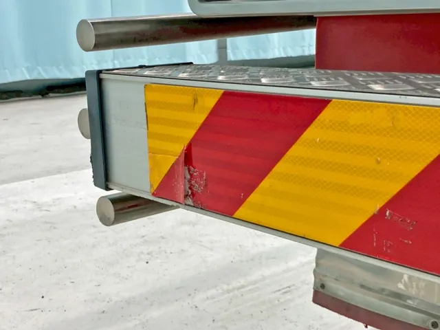 リヤバンバー助手席側反射板にめくれ箇所があります。|UDトラックス クオン 2PG-CD5BAの写真17