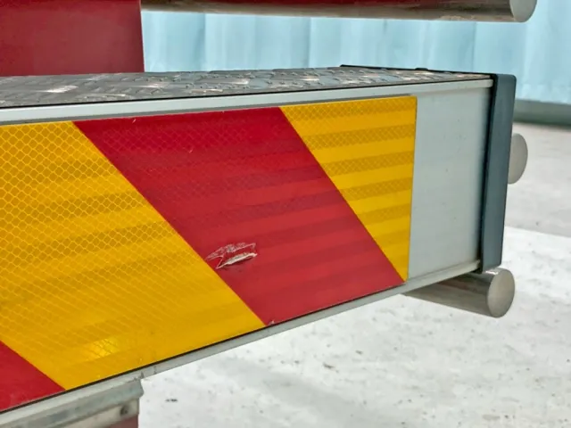 リヤバンバー運転席側反射板にめくれ箇所があります。|UDトラックス クオン 2PG-CD5BAの写真18