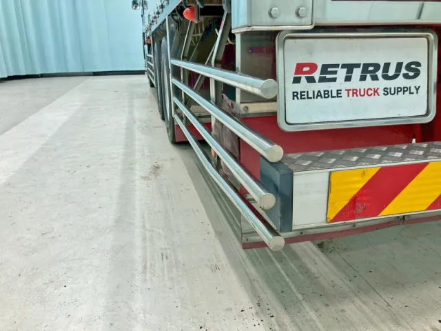 助手席側サイドバンパー後方に曲がりがあります。|UDトラックス クオン 2PG-CD5BAの写真19