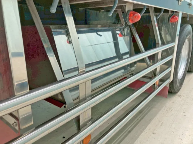 ボディー運転席側後方にステンレス製の工具箱が付いています。|UDトラックス クオン 2PG-CD5BAの写真20