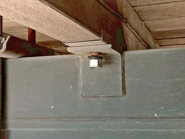 ボディー助手席側燃料タンク上部の横ネタ・縦ネタ結合ボルトに緩みがあります。|UDトラックス クオン 2PG-CD5BAの写真22