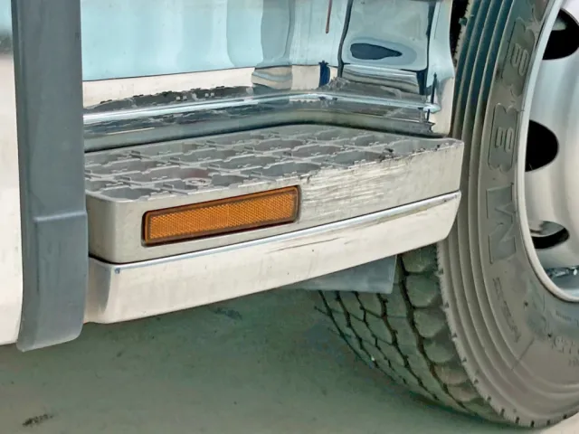 助手席側ステップカバーに引きキズがあります。|UDトラックス クオン 2PG-CD5BAの写真24