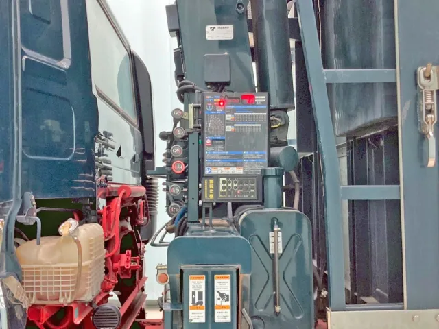 クレーンの操作レバーです。|UDトラックス クオン 2PG-CD5BAの写真26