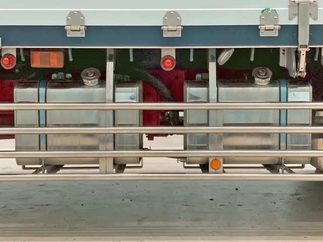 燃料タンク200Lが2つ付いています。(ステンレス製)|UDトラックス クオン 2PG-CD5BAの写真30