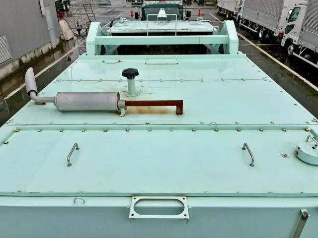 ボディー前方に水タンクが付いています。|いすゞ フォワード 2PG-FTR90V2改の写真31