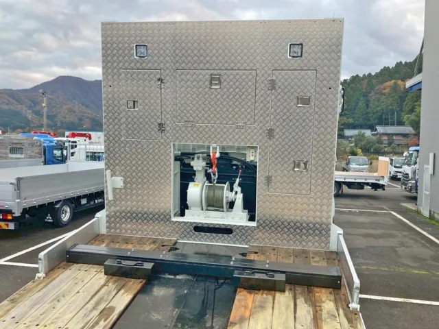 ウインチ付きです。(プロテクターに縞板アルミが張られています)|三菱 スーパーグレート 2PG-FV80VYの写真10