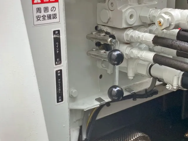 ウインチ 及び アウトリガーの操作レバーです。|三菱 スーパーグレート 2PG-FV80VYの写真16