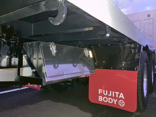 ボディー運転席側後方にステンレス製の工具箱が付いています。|三菱 スーパーグレート 2PG-FV80VYの写真18