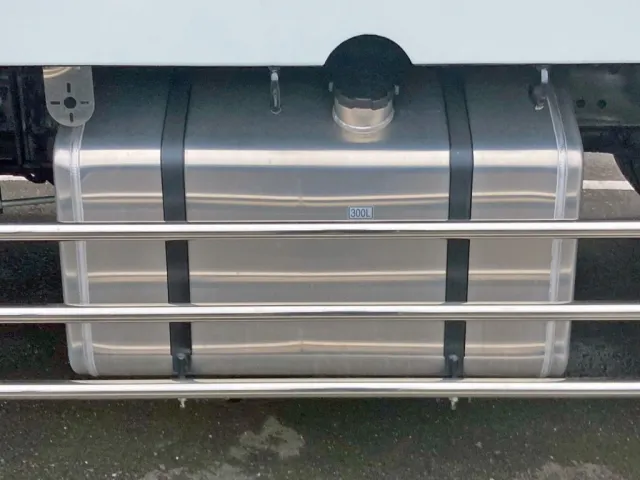 燃料タンクは300Lアルミ製です。|三菱 スーパーグレート 2PG-FV80VYの写真20