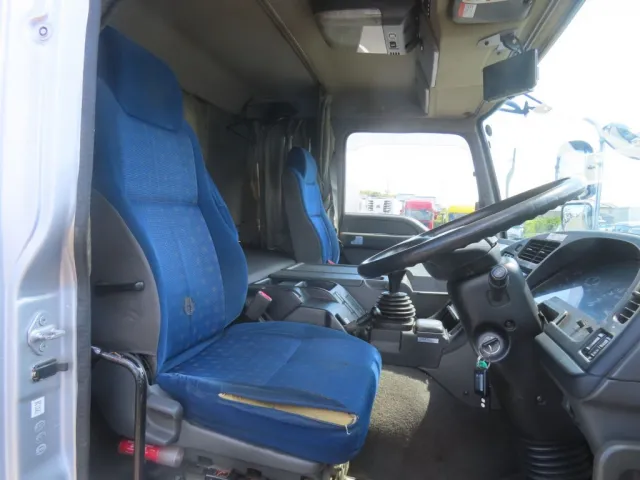 運転席座面にヘタリ・破れがあります。|いすゞ ギガ LKG-CYJ77Aの写真7