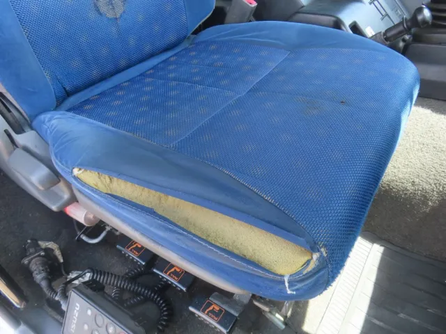 運転席座面の状態です。|いすゞ ギガ LKG-CYJ77Aの写真9