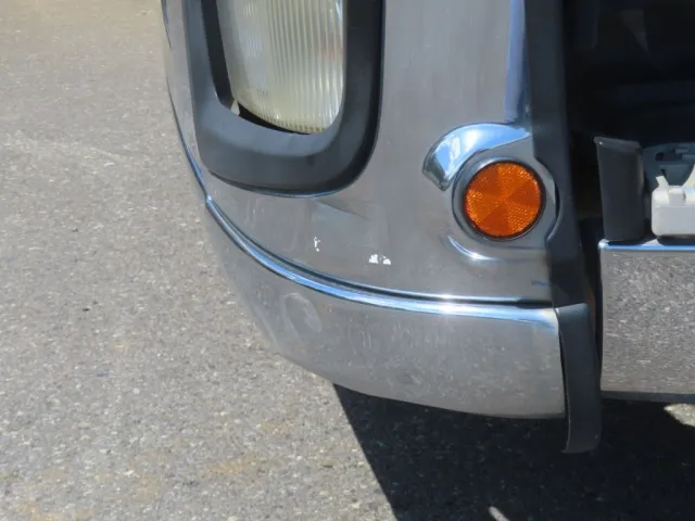 フロントバンパー助手席側にヘコミがあります。|いすゞ ギガ LKG-CYJ77Aの写真14