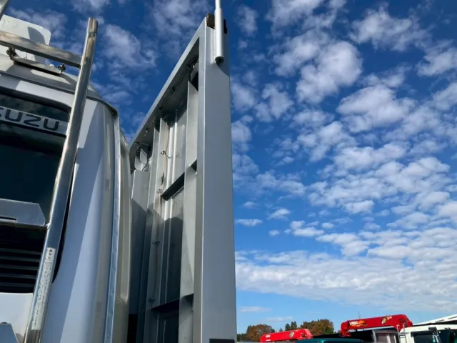 助手席側プロテクター仕上げ塗装されています。(運転席側も同様)|いすゞ ギガ LKG-CYJ77Aの写真15