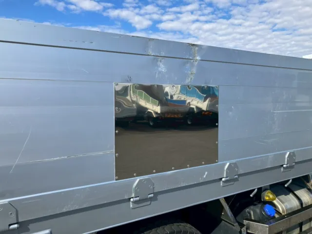 助手席側あおり前側にキズ・ヘコミ・パッチ補修があります。|いすゞ ギガ LKG-CYJ77Aの写真16